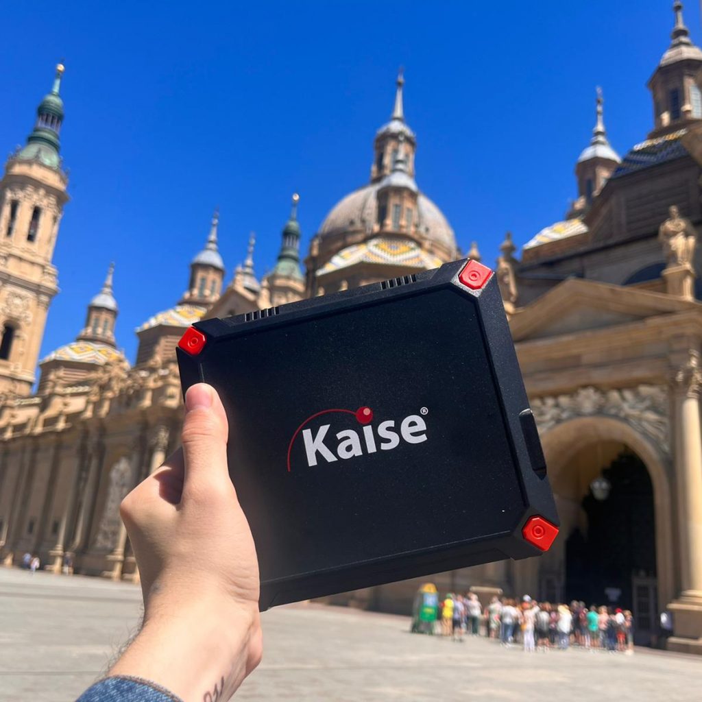 Primera parada de nuestras baterías Kaise, ¡Zaragoza! Conecta todos tus dispositivos electrónicos y disfruta al máximo de tus vacaciones al aire libre.